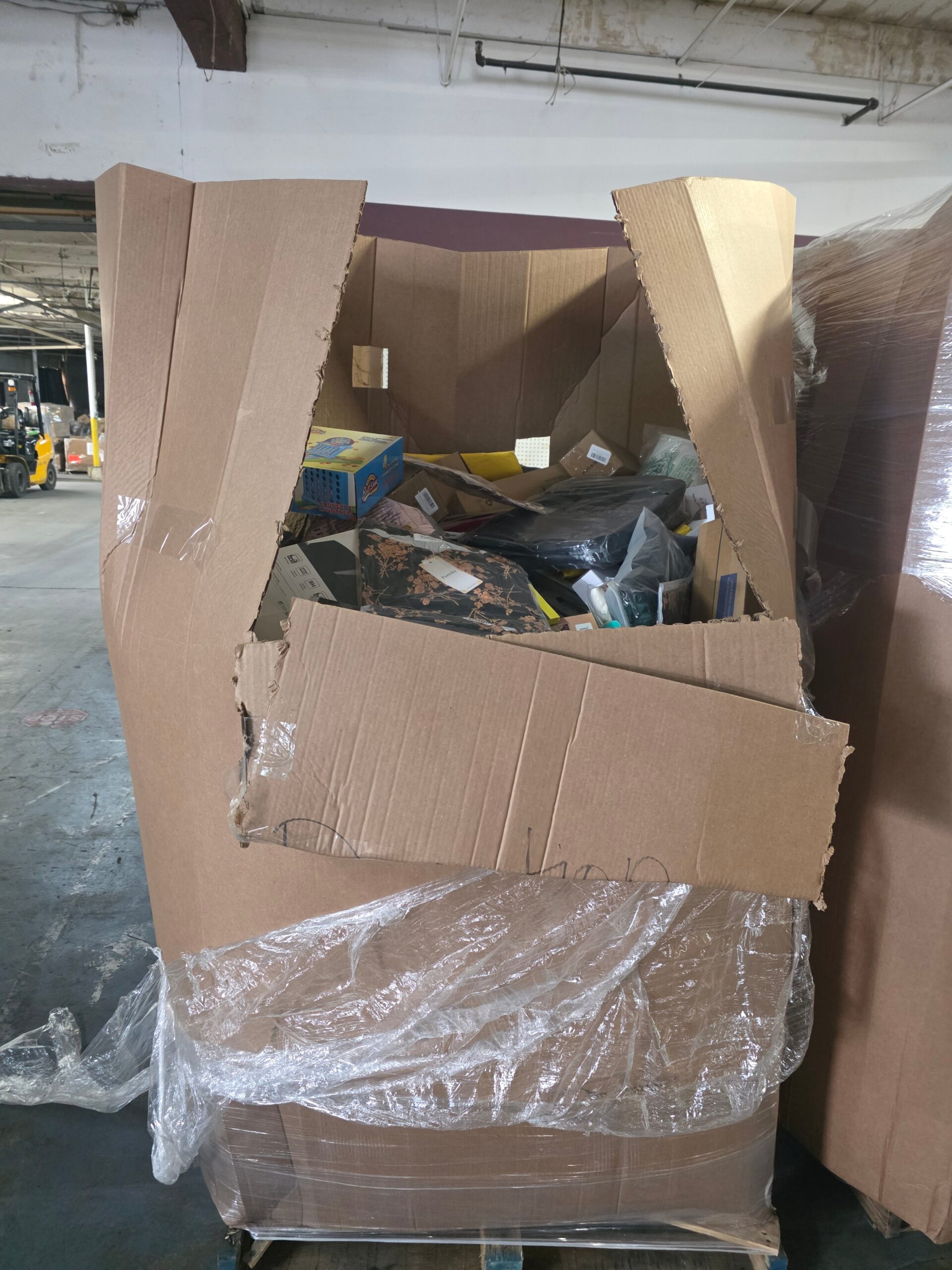 Raw 6ft AMZ HPC Pallet Raw 6FT AMZ HPC pallet — raw uninspected 6-foot Amazon LPN-coded high piece count pallet with 200-400 Amazon overstock and customer-return items