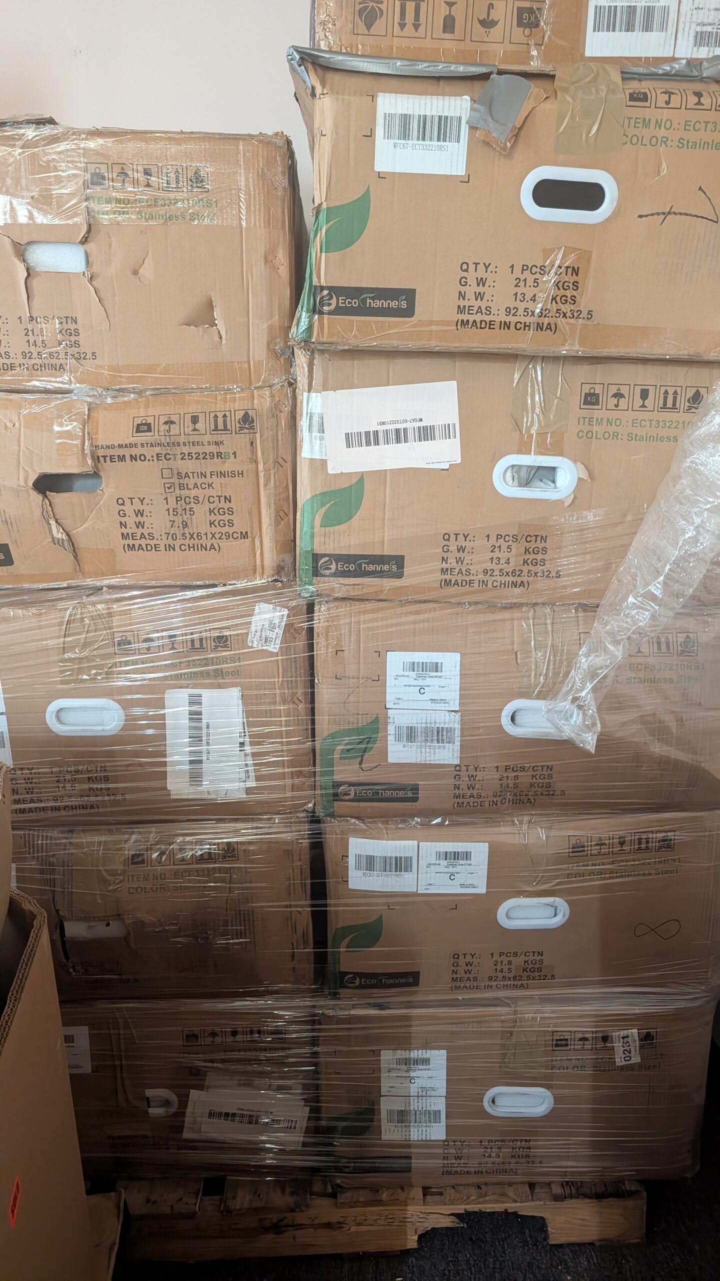 Kitchen Sink Pallet !! 11 Units Total Kitchen sink pallet of 11 units wrapped for shipping from Save More Liquidations