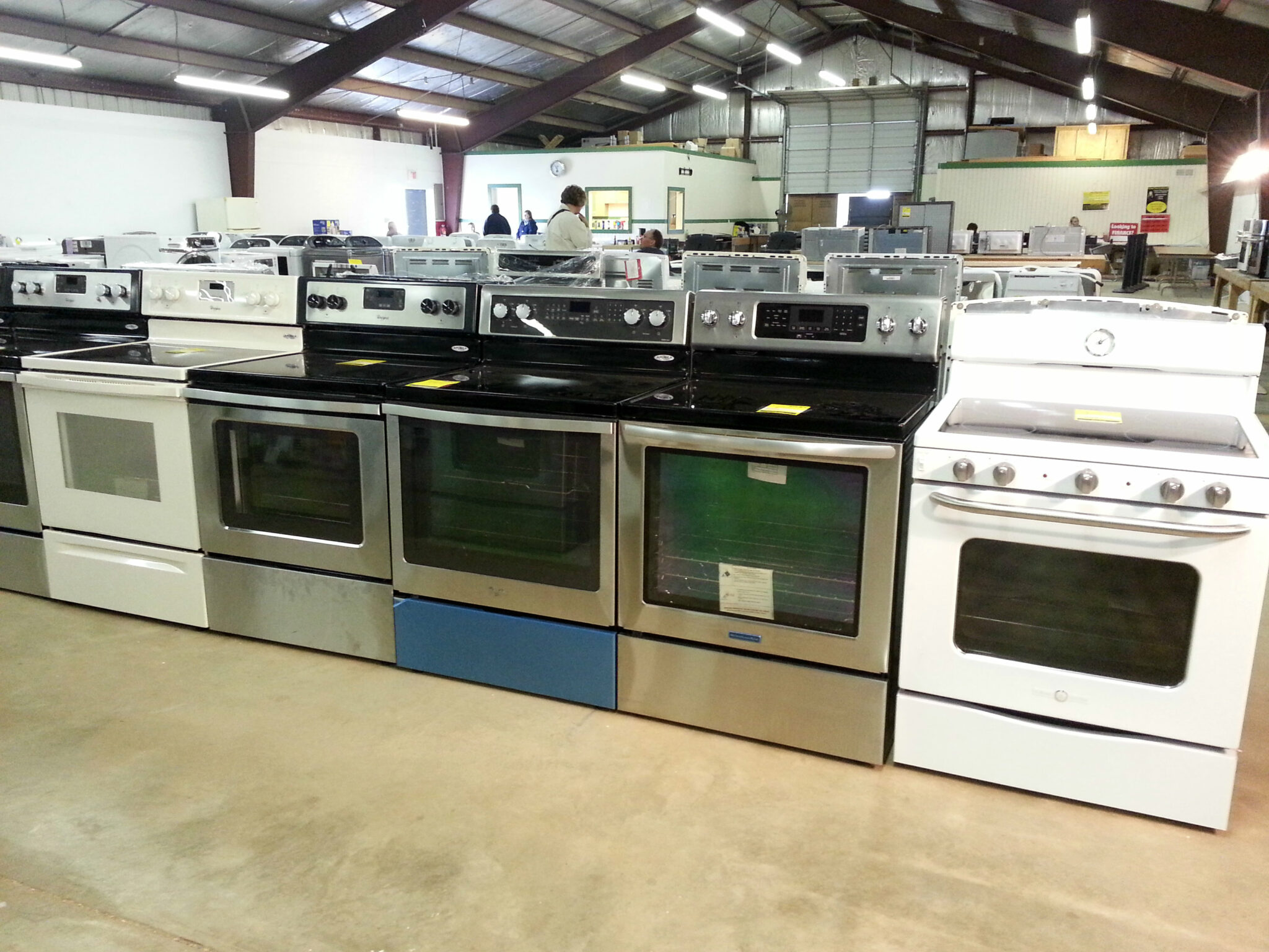 Gas Stove Liquidation Pallets – Wholesale Gas stove pallet of ranges and cooktops wrapped for shipping from Save More Liquidations