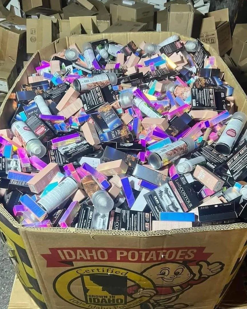 Laura Geller Makeup Liquidation Pallets – Wholesale Laura Geller makeup pallet of liquidation cosmetics wrapped for shipping from Save More Liquidations